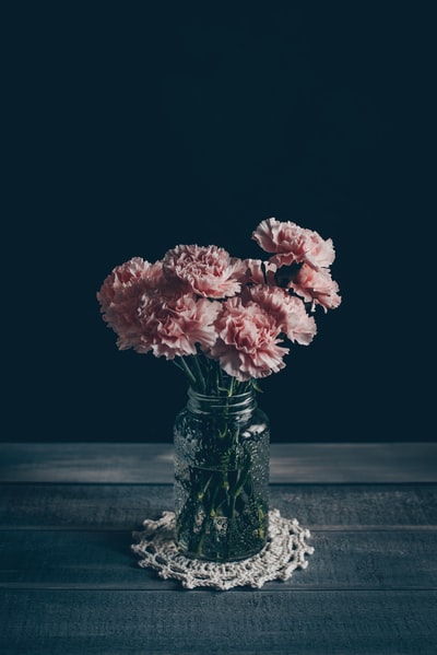 灰色木桌上的粉红色花瓣花朵